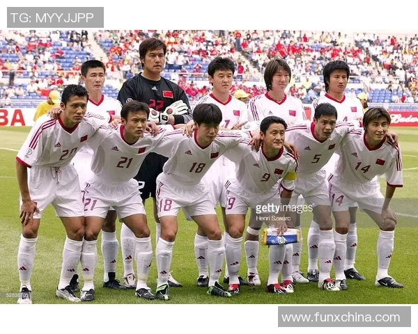 足球巨星高举奖杯夺冠瞬间高清定格荣耀全场欢呼燃爆激情